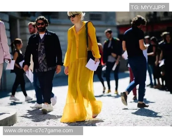 时尚与运动完美结合足球夹克外套让你在球场与街头都能尽显风采